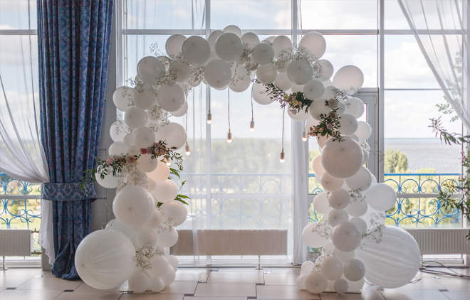 Image of a white balloon arch.