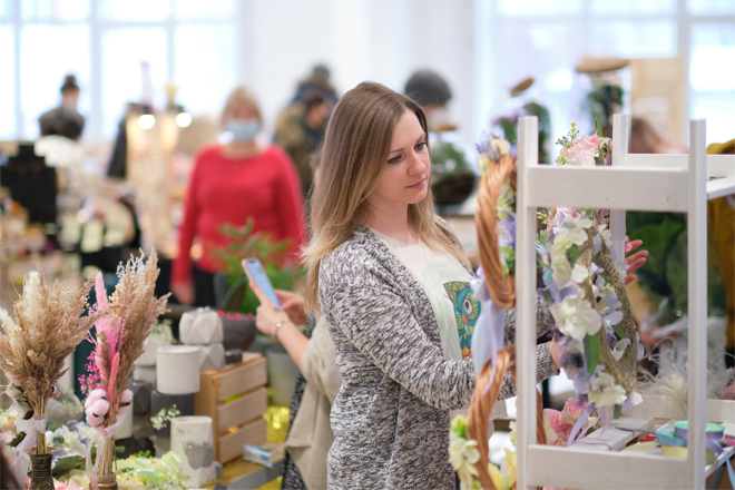 Image of a lady at a wedding fayre.